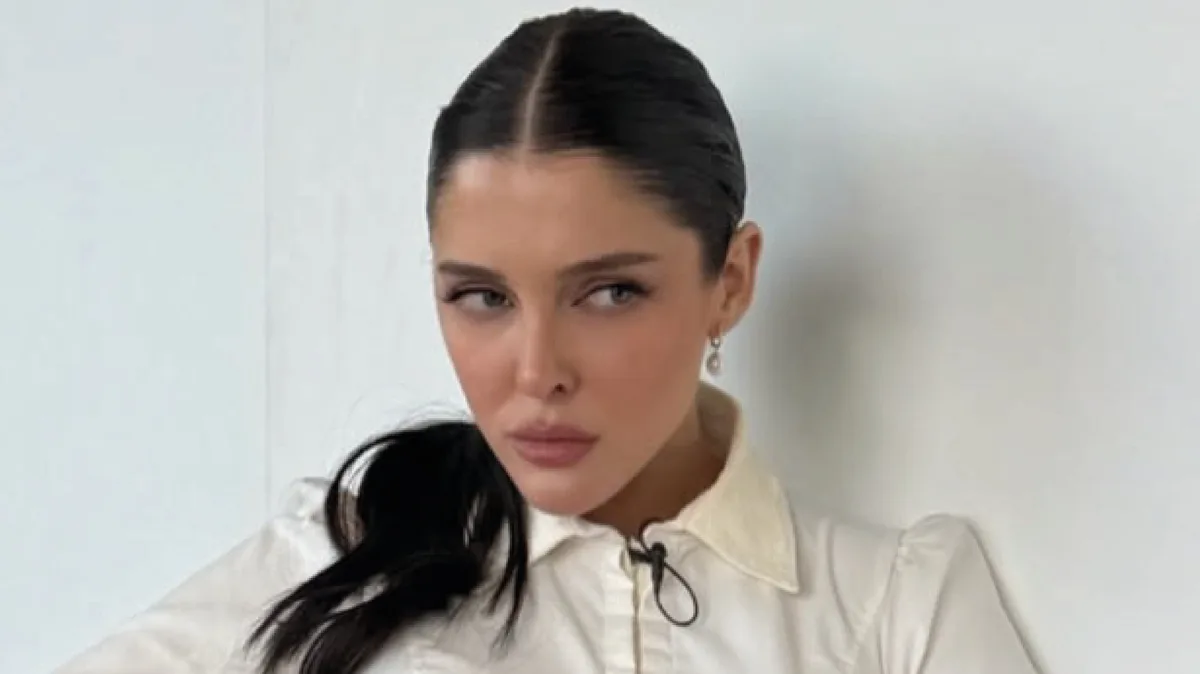 El orginal look total white de Sofía Gonet que se volvió viral: mini con encaje, medias 3/4 y stilettos