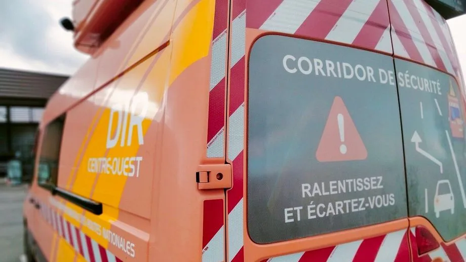 Une flèche lumineuse unique en France testée sur l'autoroute A20 pour protéger ses agents en intervention