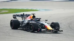 F1: Verstappen garante «pole» para o sprint em Singapura