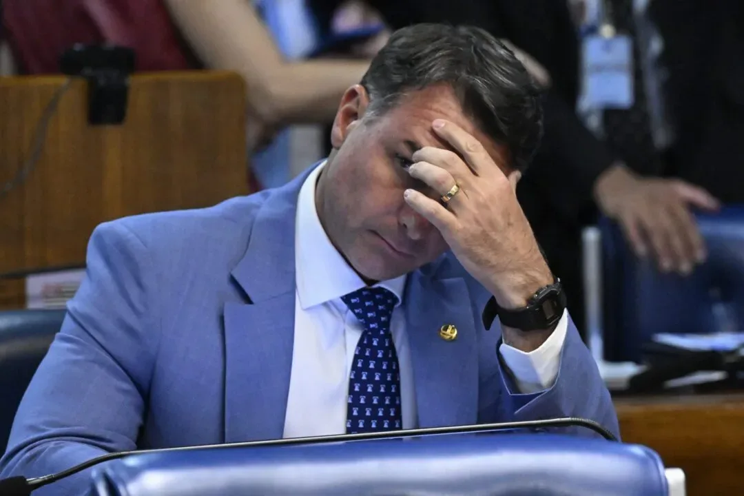 Flávio Bolsonaro quer entregar o SUS aos empresários