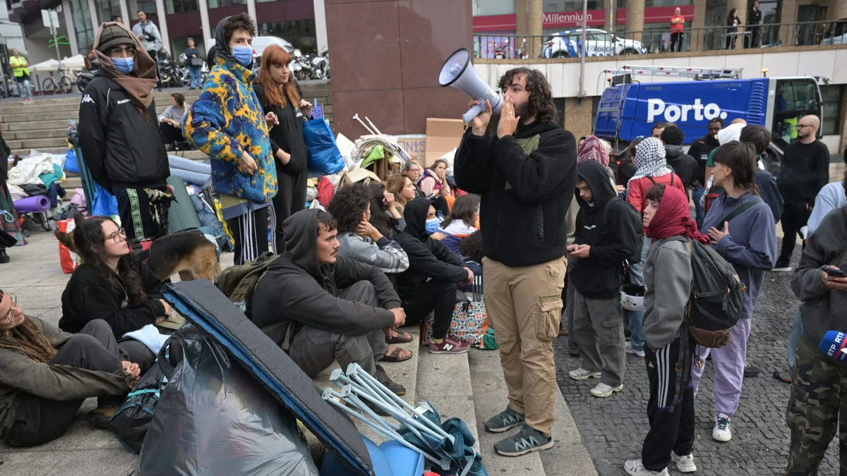 Câmara do Porto manda retirar acampamento de protesto contra preços da habitação