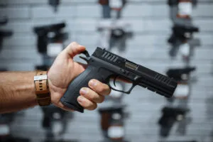 STF reafirma validade de prazos para registros de armas expedidos antes de 2023