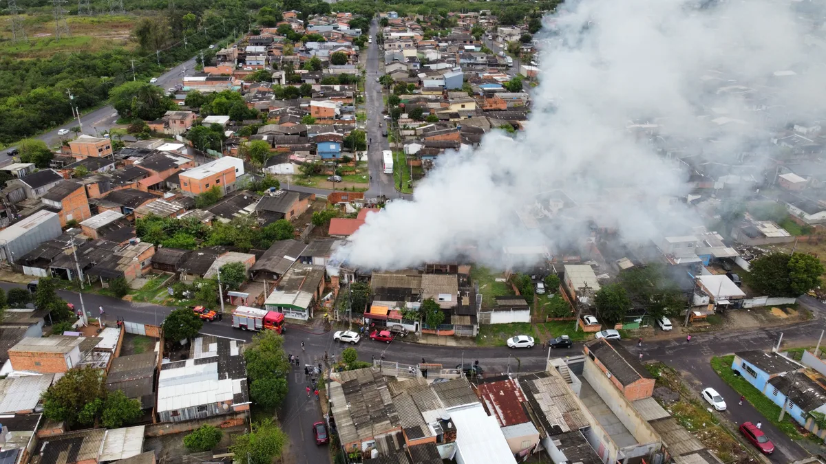 VÍDEO: Incêndio deixa casa completamente destruída em Canoas