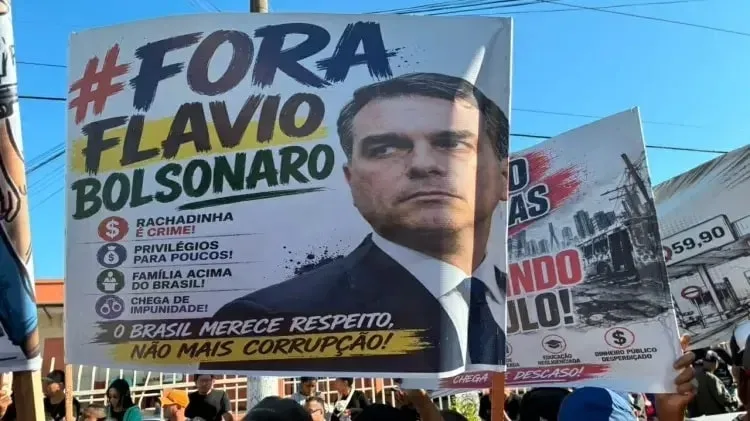 Flávio Bolsonaro, Tarcísio e Ricardo Nunes são execrados na Zona Leste de São Paulo