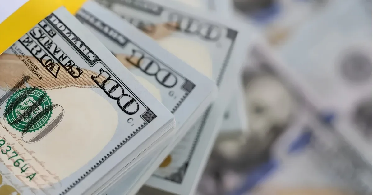 Brecha récord en 16 meses: el dólar bajó en el inicio de la semana y quedó a casi 26% del techo de la banda