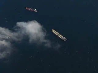 Guerre au Moyen-Orient : deux pétroliers en feu après avoir heurté des mines dans le détroit d’Ormuz