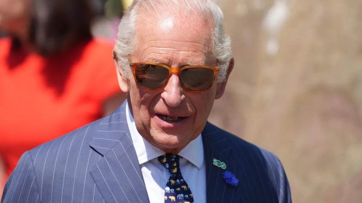 La gran sorpresa de Carlos III que nadie esperaba: debuta como diseñador tras convertir sus acuarelas en prendas de lujo