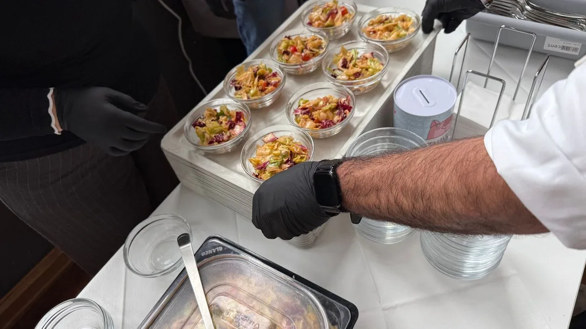 Armenspeisung: „Heute sollen sie bedient werden“ - Essen für Bedürftige