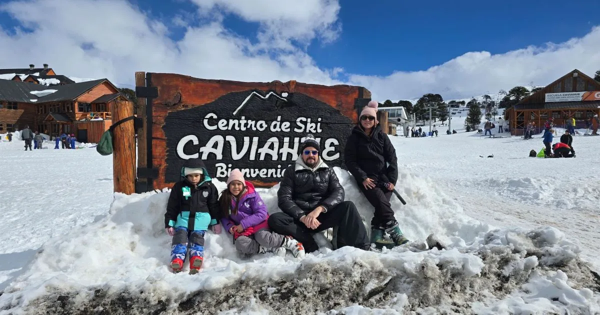 Caviahue en familia: cómo llevar a los chicos a la nieve sin manejar en la montaña