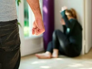 INFOGRAPHIE. Féminicides : 111 femmes ont été tuées au sein du couple en 2025, une hausse de 4 % sur un an