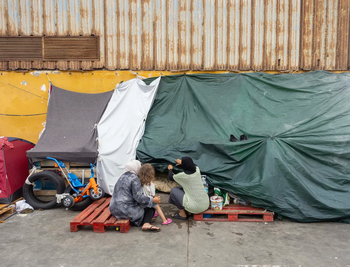 Nervios y miedo entre familias migrantes acampadas en las calles de Ceuta: “Damos vueltas para encontrar dónde dormir”