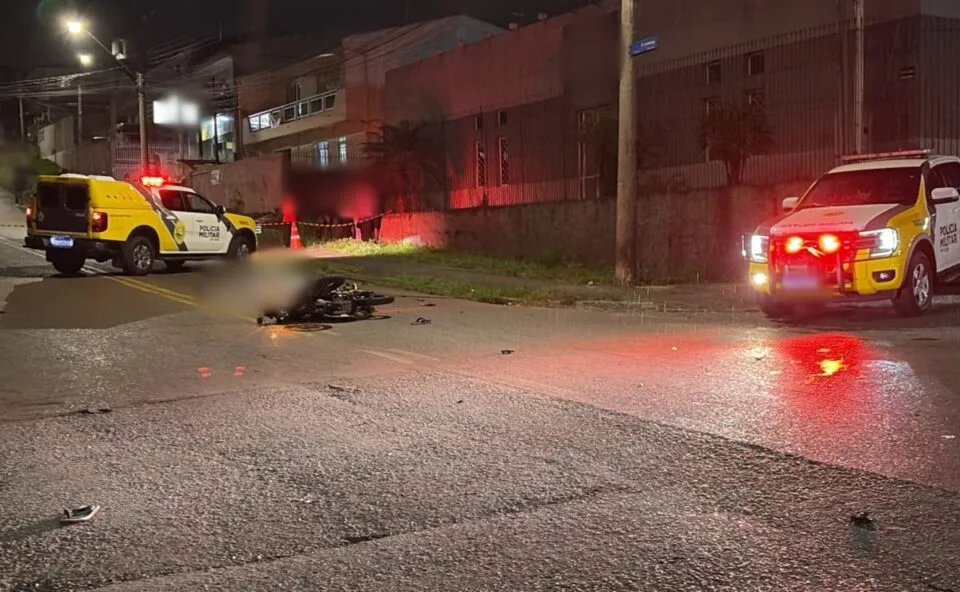 Acidente fatal! Jovem motociclista morre após ser atingido por carro em cruzamento no bairro Sítio Cercado