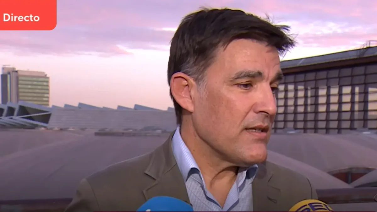 Miles de viajeros afectados tras suspenderse el AVE Madrid-Barcelona por el incendio de un tren: "Se está perfilando una alternativa"