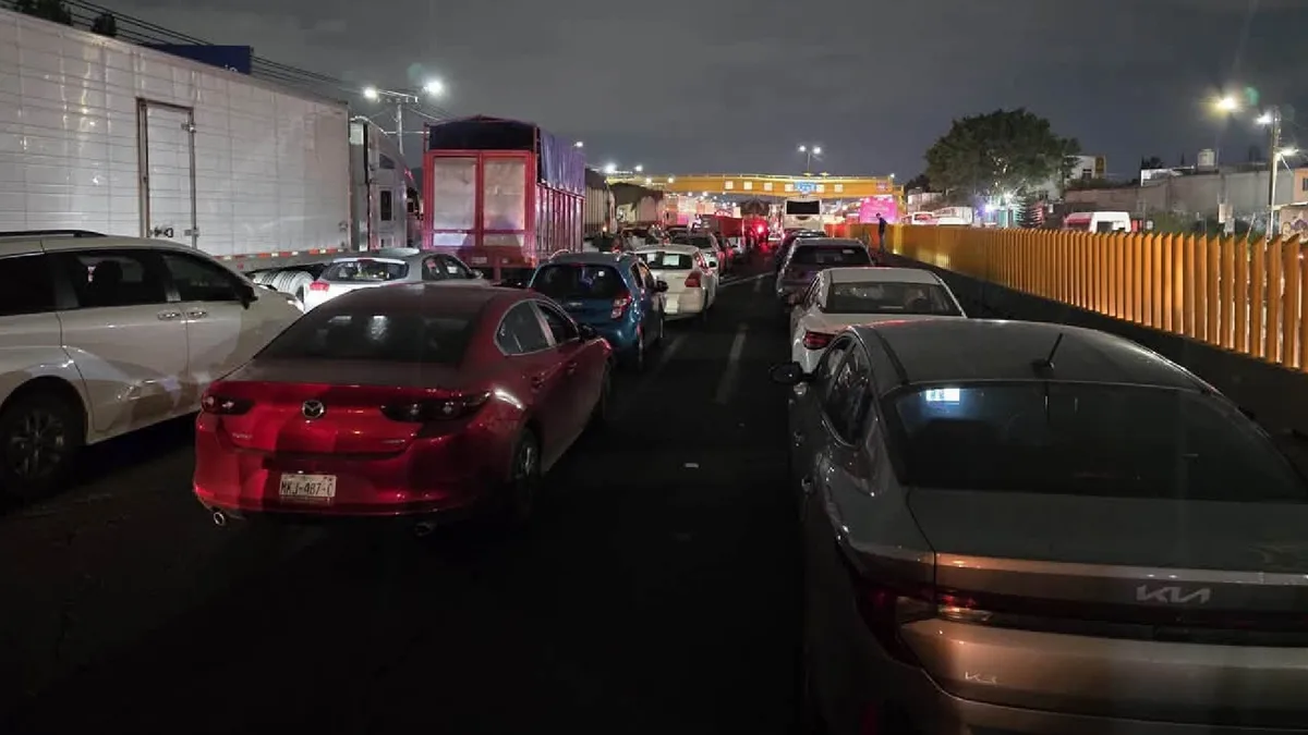 Bloqueo total en la autopista México-Puebla: repartidores exigen justicia por chofer de aplicación herido en Valle de Chalco
