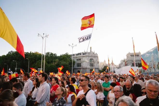 Madrid se levanta en defensa de Ceuta y contra Sánchez: "Queremos votar!"