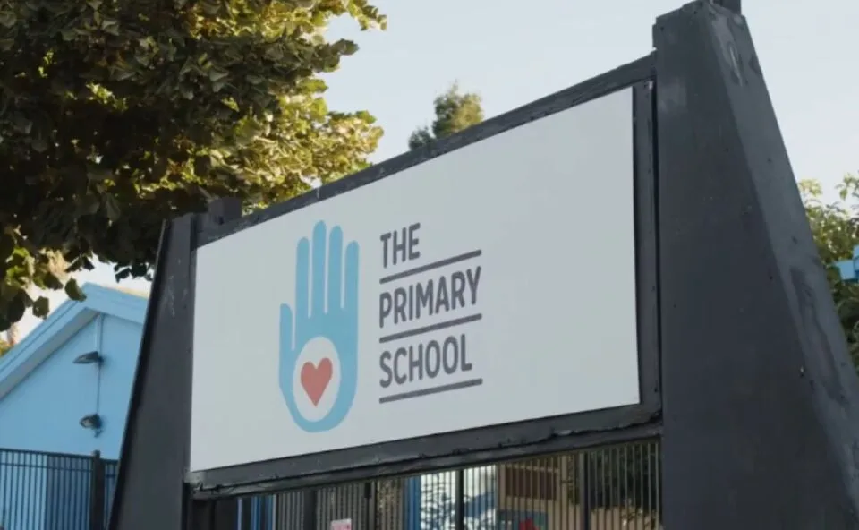 É o fim: escola fundada pela esposa de Mark Zuckerberg é fechada após 10 anos e mais de R$ 640 milhões de investimento