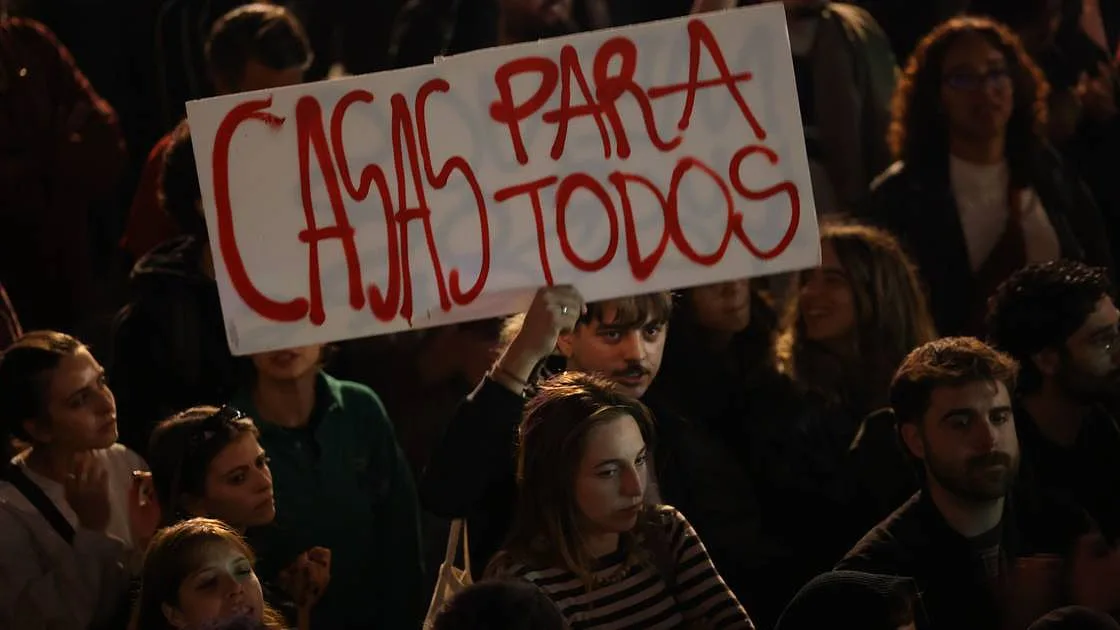 Manifestantes votam em assembleia popular e decidem montar tendas e pernoitar na Praça D. João I