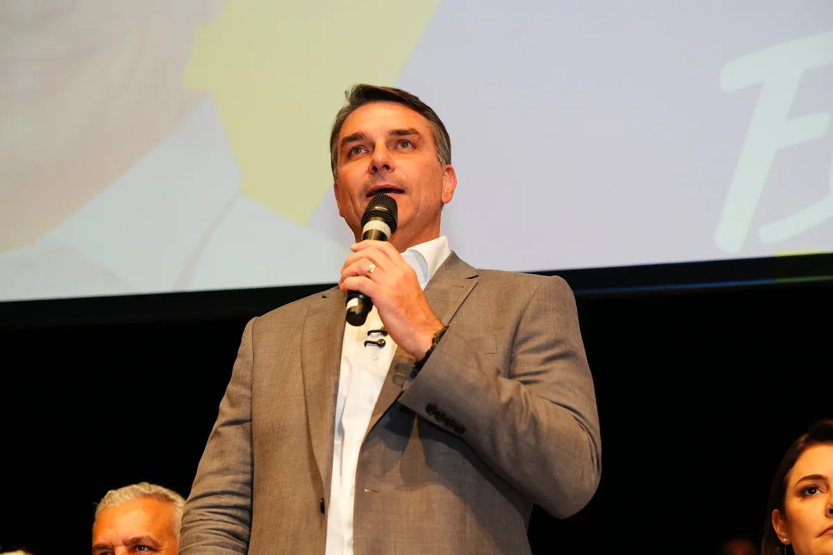 Flávio Bolsonaro pode ter candidatura cassada por aliança com Marçal