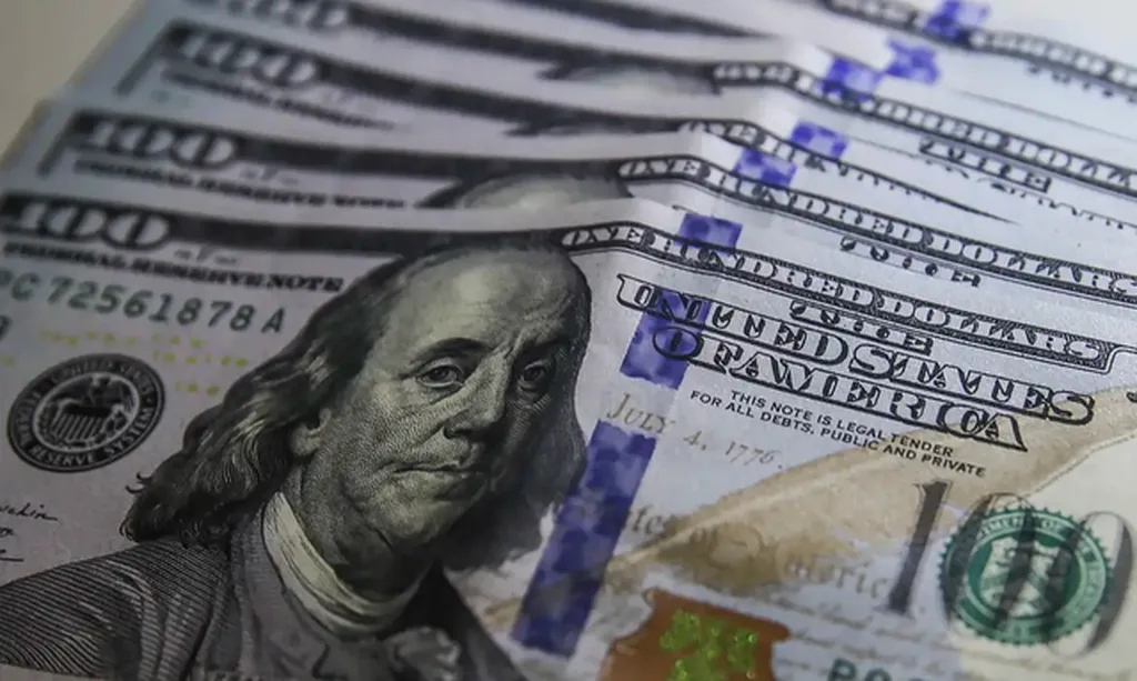 Petróleo em queda derruba dólar a R$ 5,10 e bolsa avança 0,74%