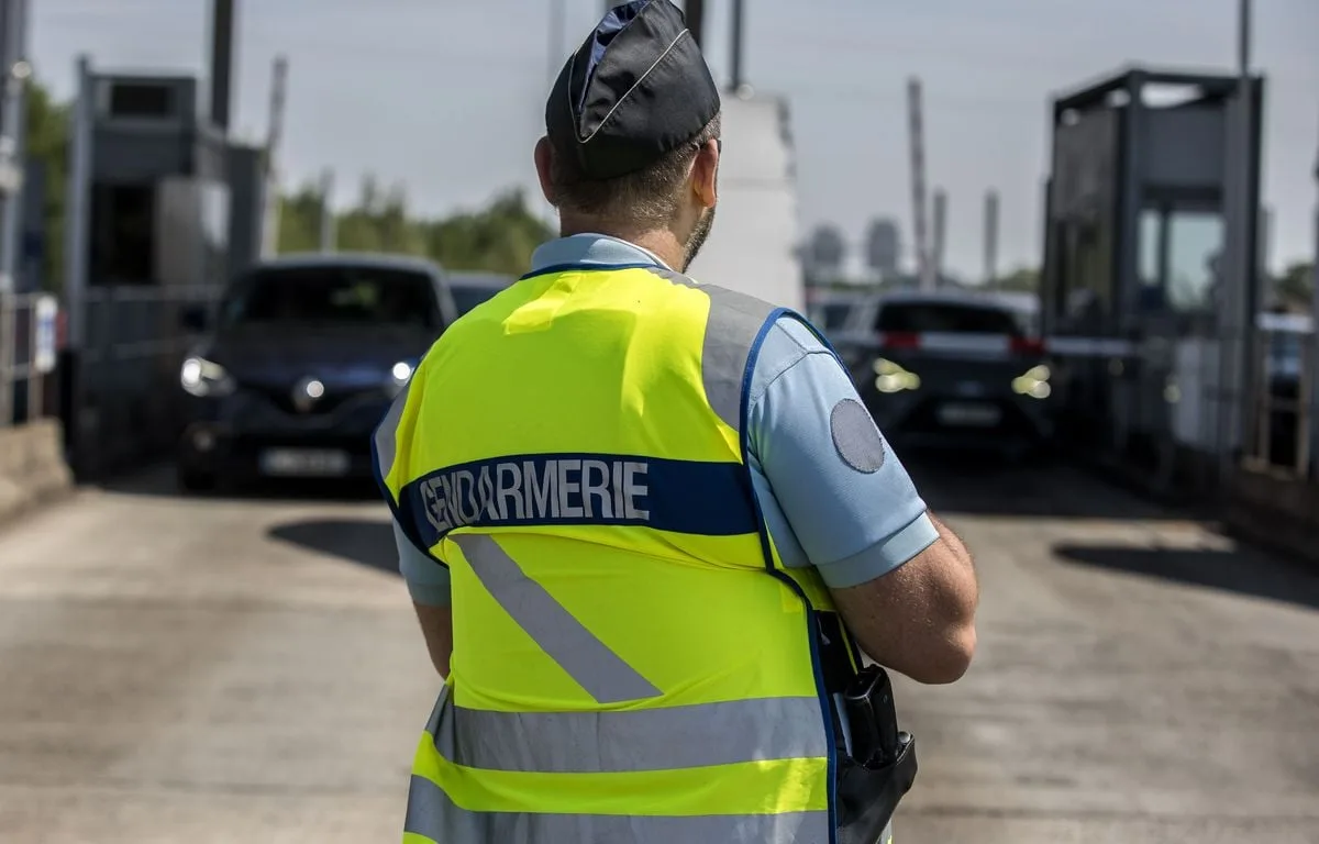 Pas-de-Calais : Un jeune migrant se tue en tentant de sauter sur un camion depuis le toit du péage