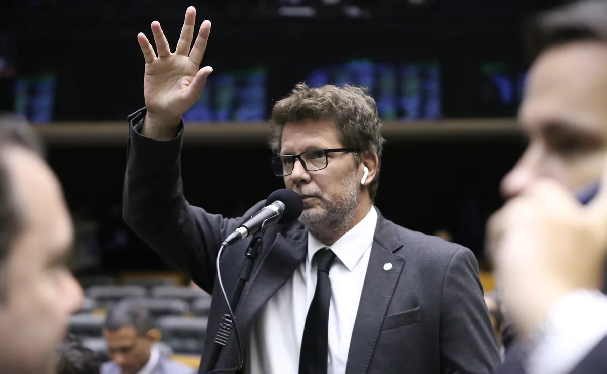 Dino cita Mário Frias como possível líder de esquema de desvios