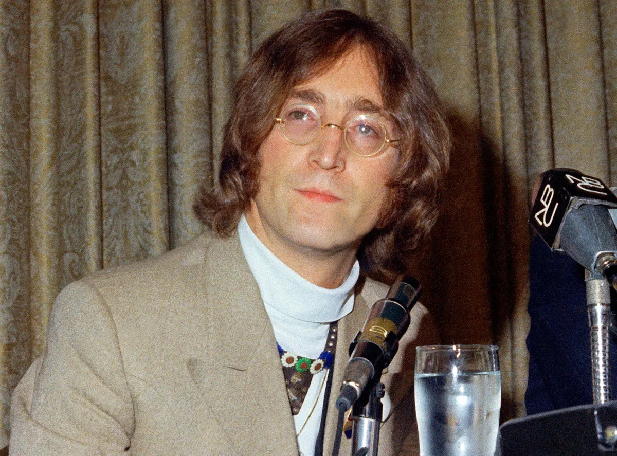 Los juegos mentales de Erasmus y un tema de John Lennon