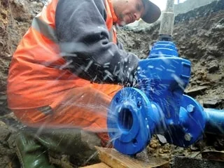« C’est beaucoup trop important » : 600 piscines olympiques d’eau potable perdues chaque année dans cette collectivité