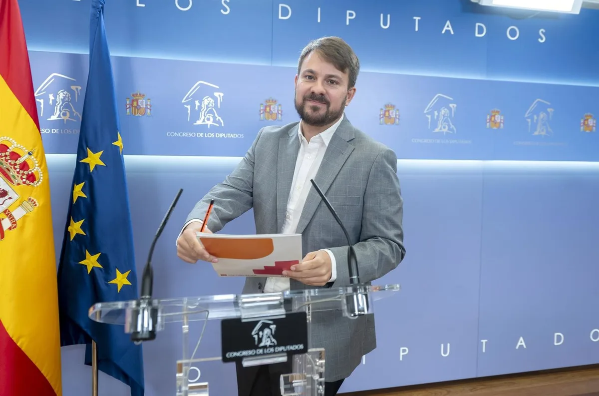 Diputado de Sumar critica a Sánchez por seguir de vacaciones en pleno "drama humanitario" por la crisis de Ceuta
