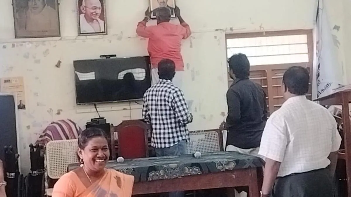 Kadayanallur union chairperson, deputy, councillors oppose Chief Minister’s photo in council hall
