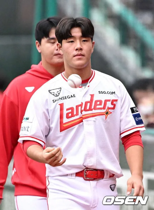 ‘망연자실’ 한화 우승 꿈 꺾은 포수, 국대 상대 3번타자 중책…‘야수 전향’ 9억팔 기대주도 출격 [오!쎈 고척]