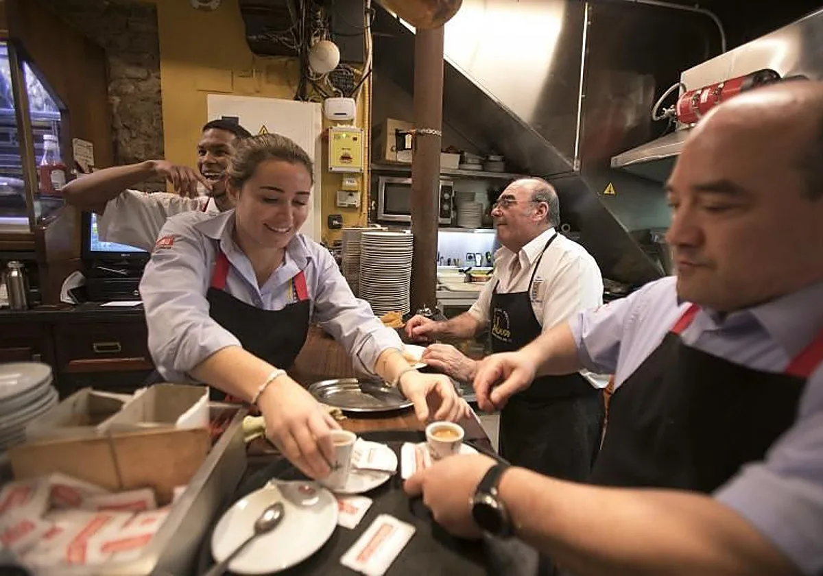 La subida salarial pactada se desploma al 3% en el momento de mayor inflación del año, rozando el 5%