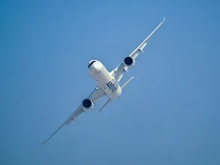 Peinture réfléchissante, suites privatives… un nouvel Airbus doré livré à la compagnie taïwanaise Starlux Airlines