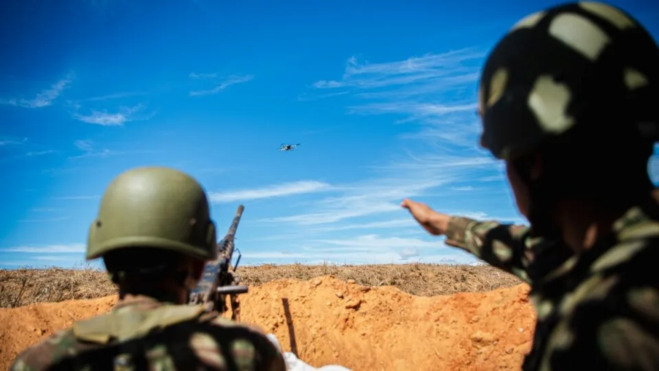 Exército testa metralhadoras, canhões e radares de defesa aérea contra drones em Goiás