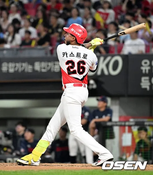 "가족과 이별한데다 아이가..." 의문의 1할4리, 카스트로 미스터리 풀렸다...투런포+만루포로 회복