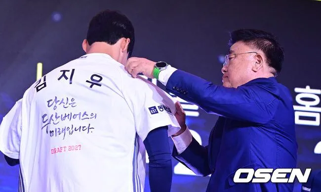 [사진]'당신은 두산 베어스의 미래' 2027 신인드래프트 1라운드서 서울고 김지우 지명