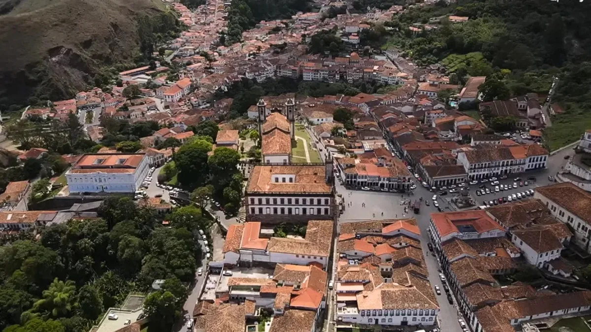 Vilarejo mineiro a 1.510 metros de altitude fica a poucos quilômetros de Ouro Preto e mistura casinhas coloridas, neblina, cachoeiras e ruas onde o tempo parece passar mais devagar