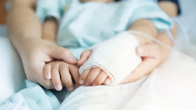 Bebé de 15 meses sofre queimaduras em 15% do corpo após deixar cair café