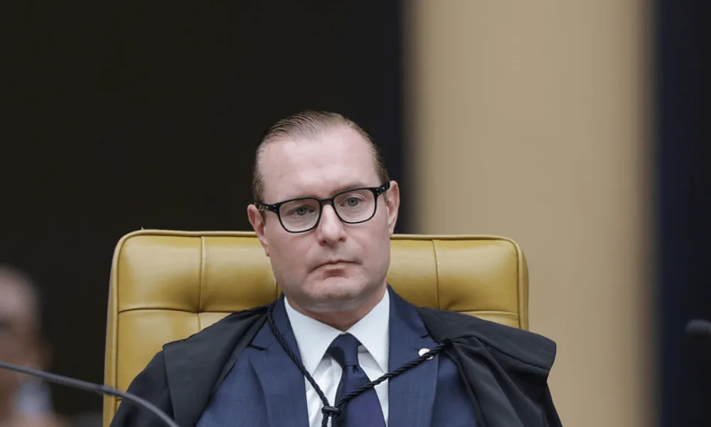 Zanin diz não haver hierarquia entre ministros e ordena acesso ao celular de Vorcaro