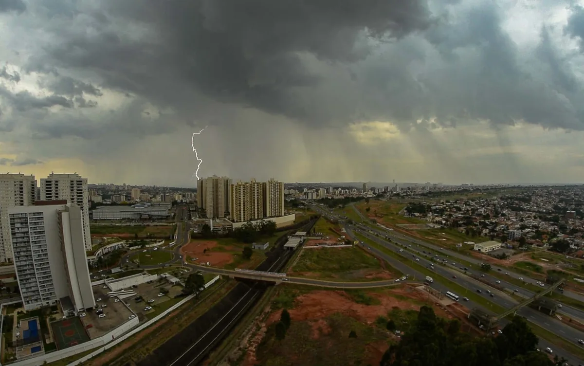 Defesa Civil alerta para risco de temporais no DF nesta quarta e quinta, após dias de baixa umidade