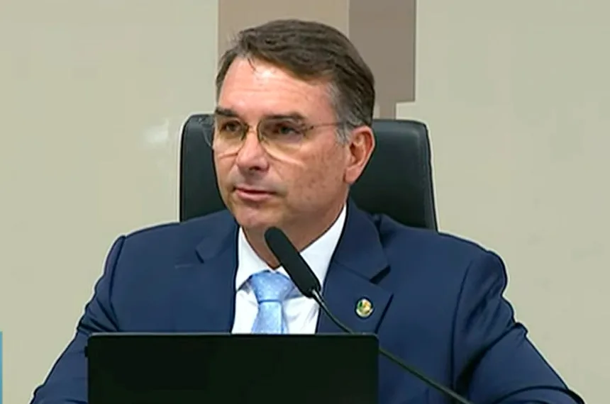Flávio Bolsonaro tem filiação ao PL retomada após aparecer como vinculado ao Missão