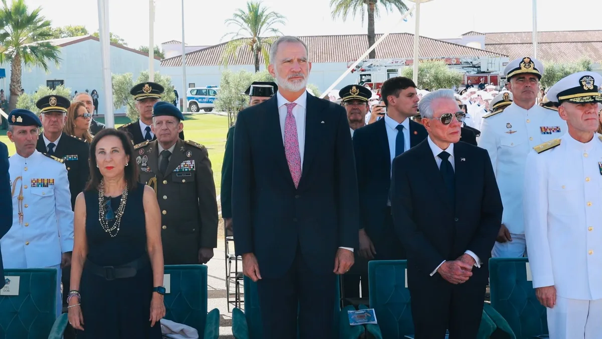 El rey Felipe VI protagoniza un gesto espontáneo al recoger una de las rosas del homenaje del 11-S