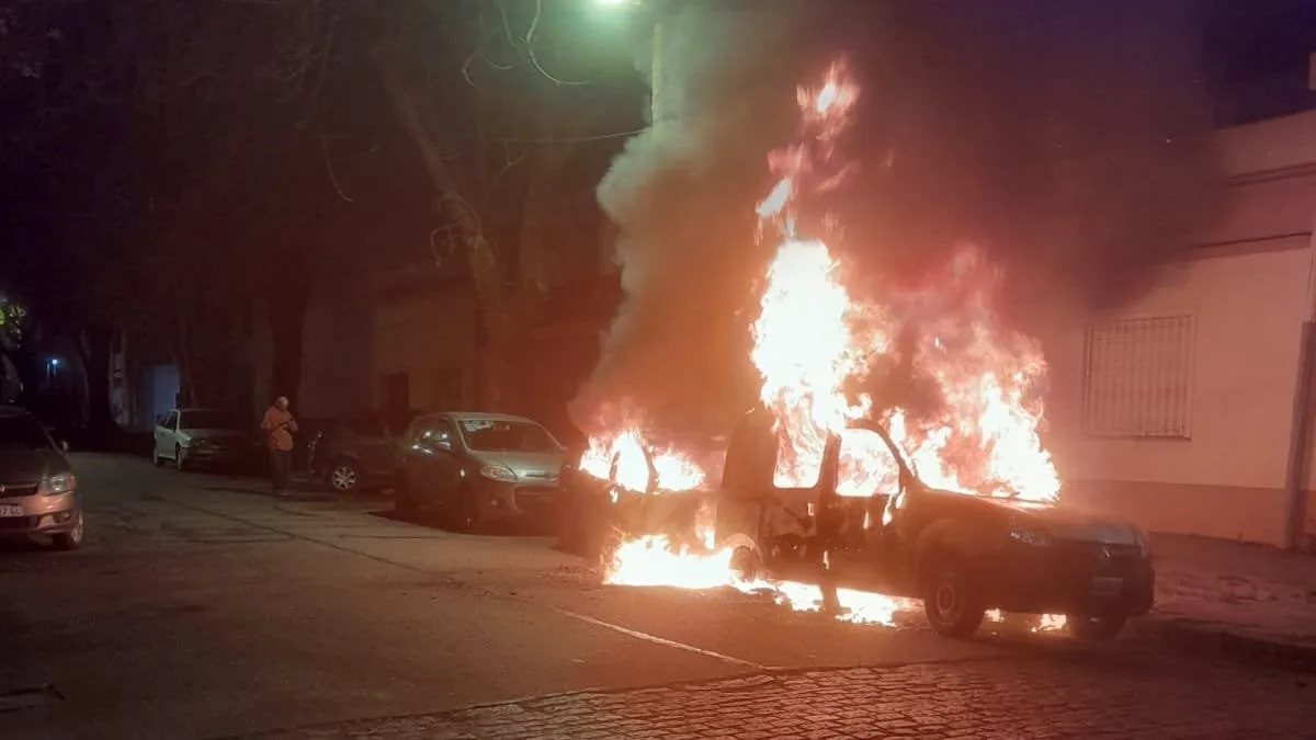 Alarma en La Plata por un quemacoches: denuncian que prendieron fuego a seis autos en la misma zona