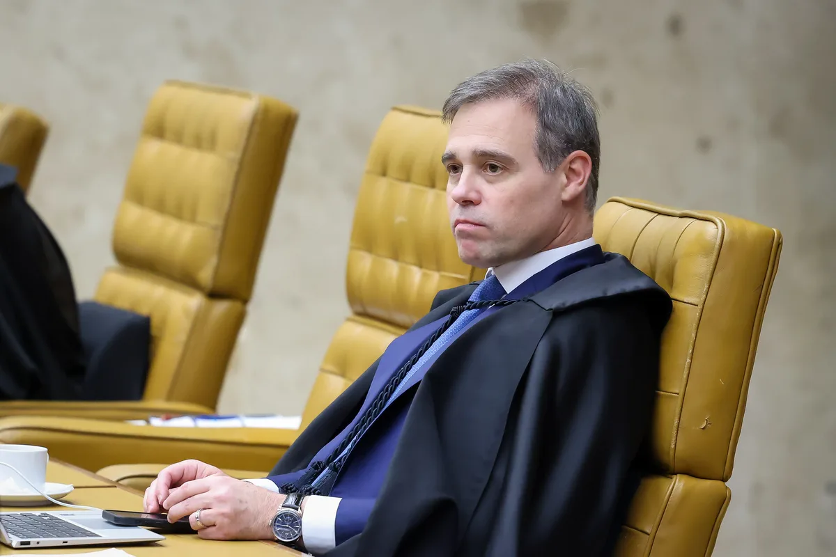Mendonça muda de posição, e TSE derruba posts de Flávio que associam Lula a crime organizado