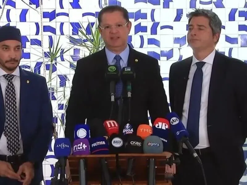 Líder do PL cobra Fachin por investigação de Moraes no caso Master