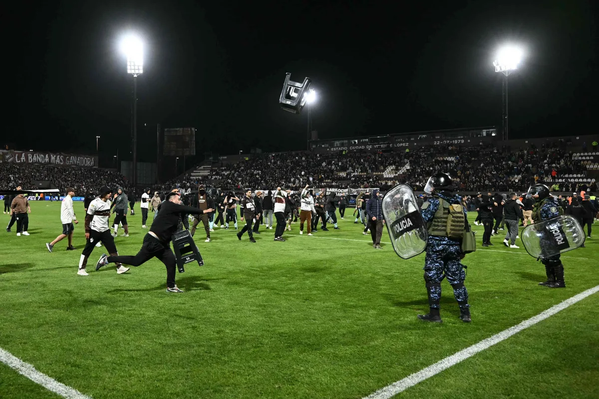 Hinchas de Platense protagonizaron incidentes después de la eliminación ante Fluminense por la Copa Libertadores