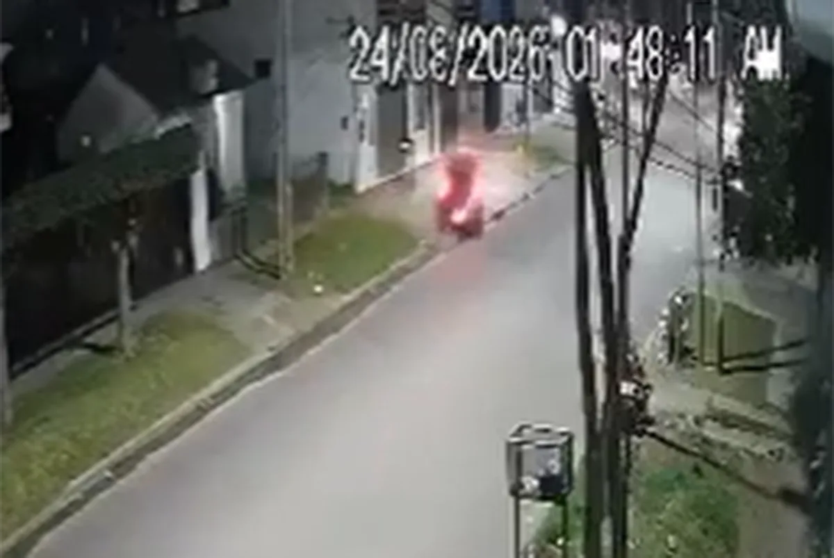 Impactante choque en Quilmes: cruzó la calle de un lado al otro, golpeó contra un local y murió