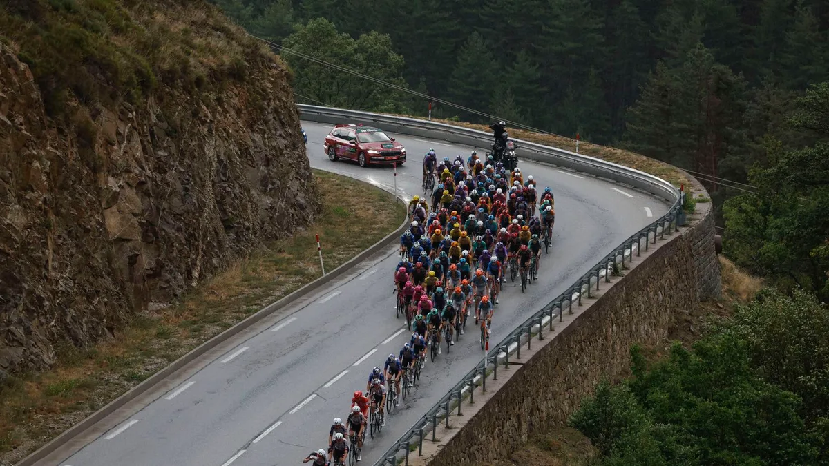El granizo paraliza la tercera etapa de la Vuelta a España: cancelada por el temporal que azota Font Romeu
