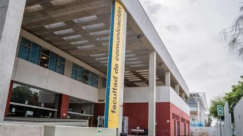 Alumnos sin clase y profesores desbordados: la crisis del nuevo plan de estudios fractura la Facultad de Comunicación de Sevilla