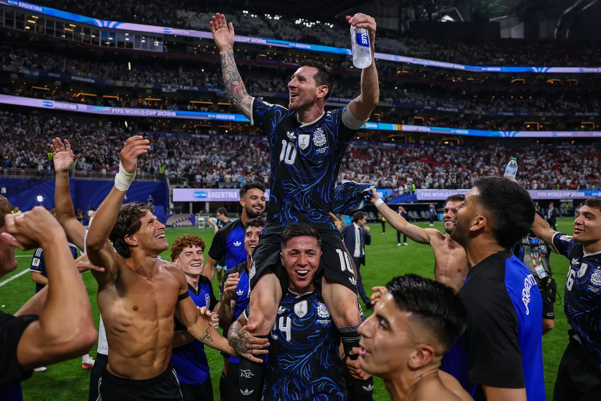 La última función mundial de Leo, el Dios y el pibe de barrio