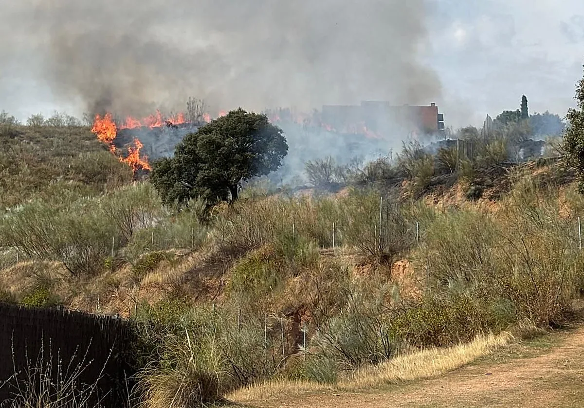 Controlado un incendio de pastos junto al barrio de Valparaíso de Toledo